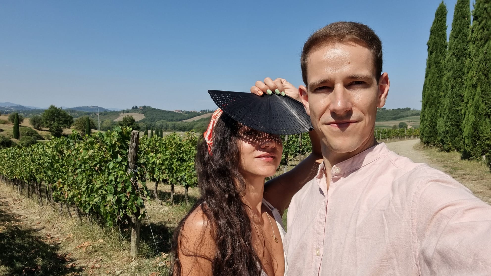 Estefanía y Timotei en los viñedos